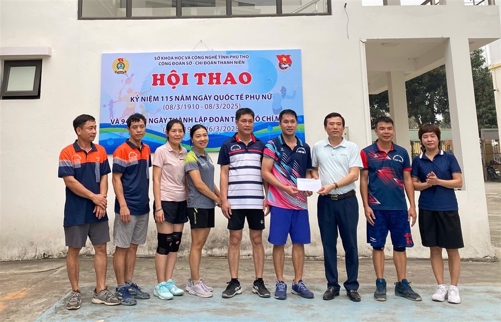 Đ/c Nguyễn Minh Tường - Tỉnh ủy viên, Bí thư đảng ủy, Giám đốc Sở trao quà cho đội vô địch môn bóng chuyền hơi