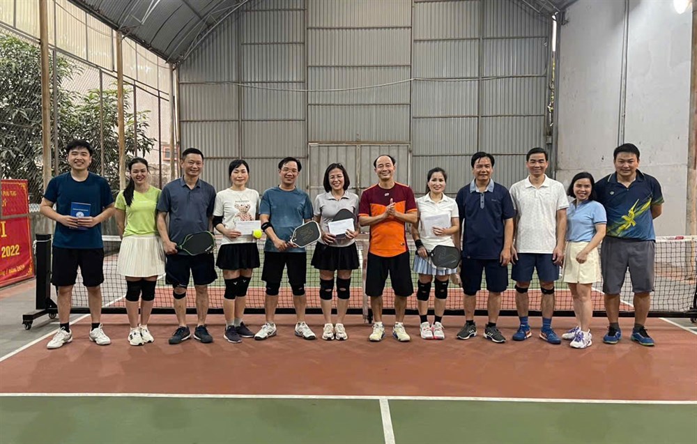Lãnh đạo Sở trao quà cho đội vô địch môn Pickleball