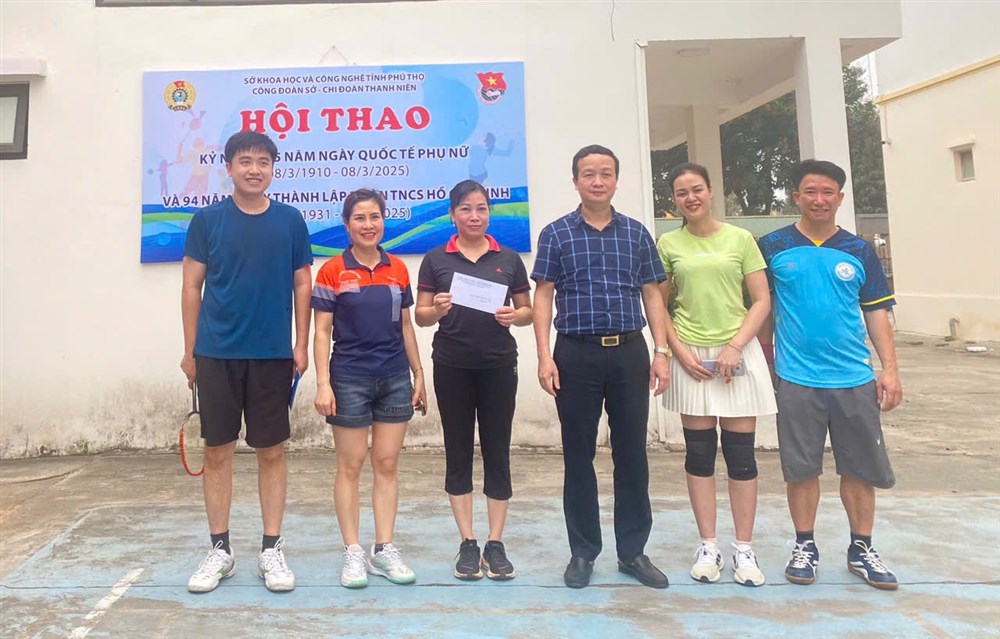 Đ/c Nguyễn Duy Anh - Phó Giám đốc Sở trao quà cho đội vô địch môn cầu lông