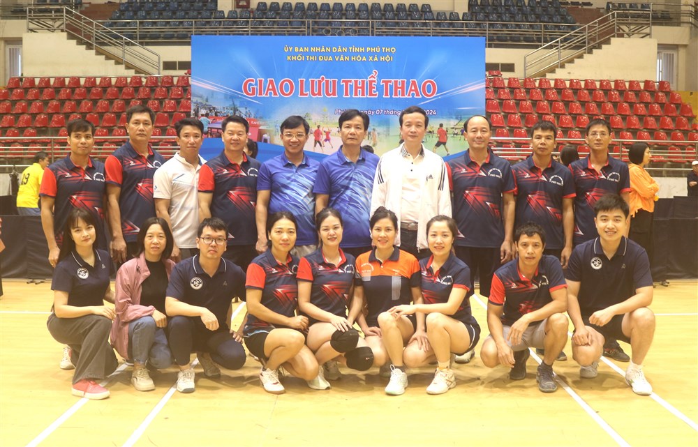 Lãnh đạo Sở chụp ảnh lưu niệm cùng đoàn VĐV của Sở KH&CN