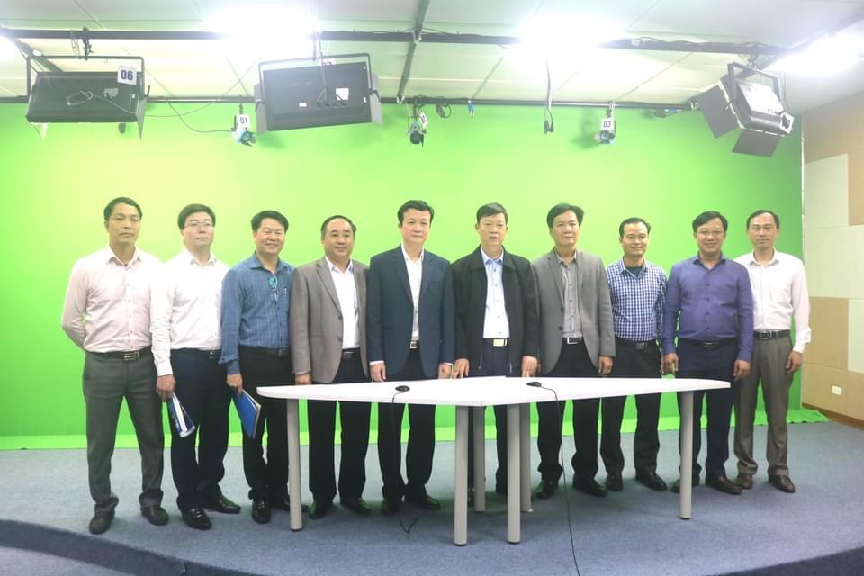 Lãnh đạo Sở KH&CN và Lãnh đạo Trường ĐH Hùng Vương chụp ảnh lưu niệm tại phòng studio của Nhà trường