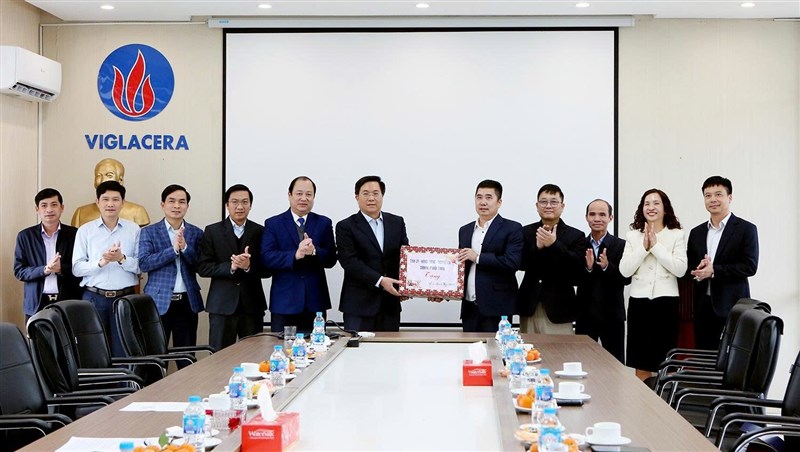 Chủ tịch UBND tỉnh Trần Duy Đông thăm chúc Tết một số doanh nghiệp tại Khu công nghiệp Phú Hà