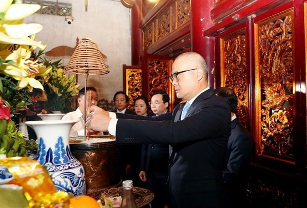 Đoàn đại biểu Đảng bộ tỉnh Phú Thọ dự Đại hội đại biểu toàn quốc lần thứ XIV của Đảng dâng hương tri ân các Vua Hùng