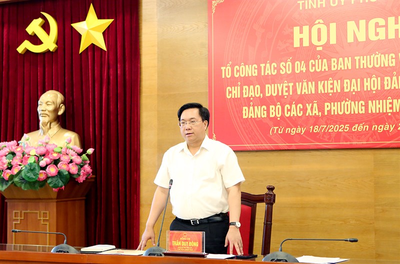 Chủ tịch UBND tỉnh Trần Duy Đông duyệt Văn kiện Đại hội Đảng bộ các xã