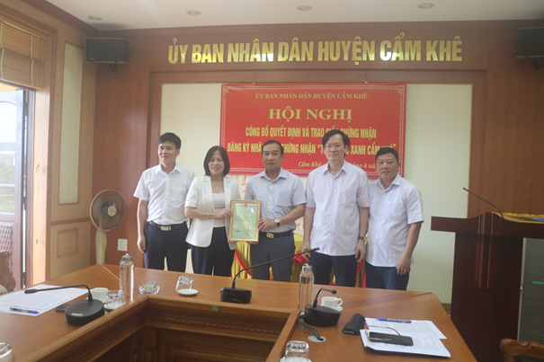 Trao giấy chứng nhận nhãn hiệu tập thể “Cẩm Khê” cho sản phẩm Tôm càng xanh huyện Cẩm Khê