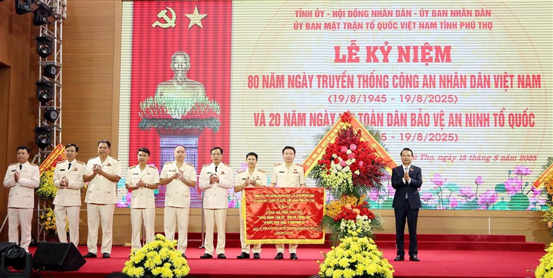 Hào hùng, trang trọng Lễ kỷ niệm 80 năm Ngày truyền thống CAND và 20 năm Ngày hội toàn dân bảo vệ ANTQ