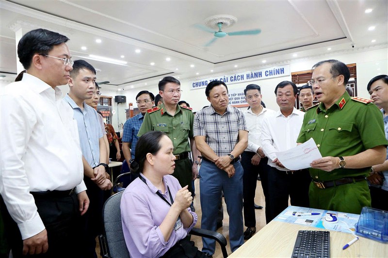 Thứ trưởng Bộ Công an Nguyễn Văn Long khảo sát công tác chuẩn bị vận hành các hệ thông tin dùng chung phục vụ công tác chỉ đạo điều hành chính quyền địa phương hai cấp của tỉnh Phú Thọ (mới)