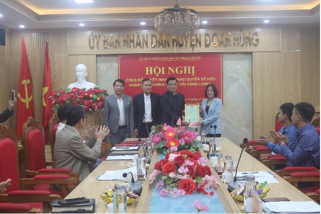 Hội nghị công bố và trao quyền sở hữu nhãn hiệu chứng nhận Vải Hùng Long