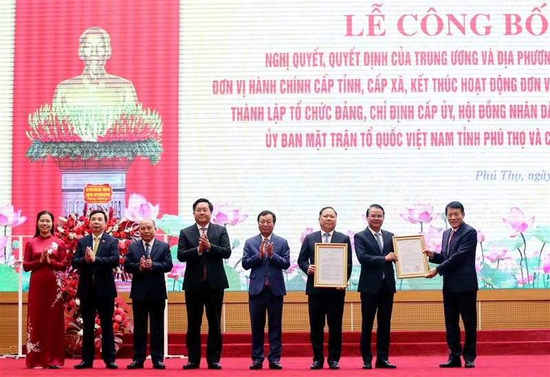 Lễ công bố nghị quyết, quyết định của Trung ương và địa phương về sáp nhập đơn vị hành chính cấp tỉnh, cấp xã, kết thúc hoạt động đơn vị hành chính cấp huyện