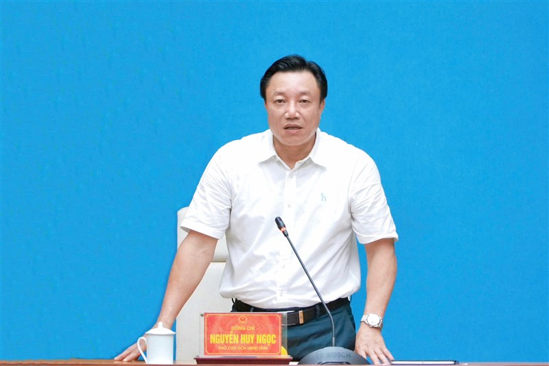 Phó Chủ tịch UBND tỉnh Nguyễn Huy Ngọc nghe, cho ý kiến giải quyết khó khăn, vướng mắc trong quá trình hoạt động của Trung tâm Phục vụ hành chính công các cấp