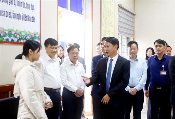 Phó Chủ tịch UBND tỉnh Nguyễn Khắc Hiếu làm việc với UBND xã Hiền Quan về công tác cải cách hành chính