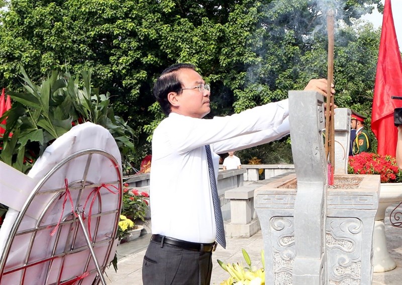 Lãnh đạo Tỉnh ủy, HĐND, UBND, Ủy ban MTTQ tỉnh dâng hoa tưởng niệm các Anh hùng liệt sĩ