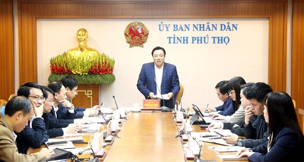 Phó Chủ tịch UBND tỉnh Nguyễn Huy Ngọc nghe báo cáo một số nội dung dự thảo văn bản thuộc lĩnh vực quản lý