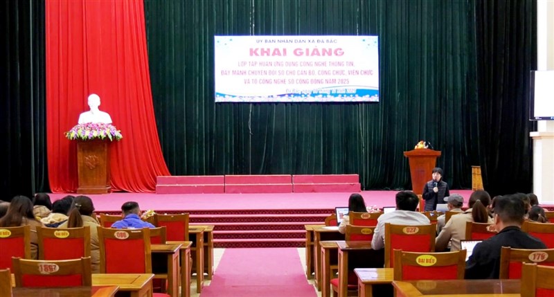 Tập huấn ứng dụng công nghệ thông tin và chuyển đổi số tại xã Đà Bắc