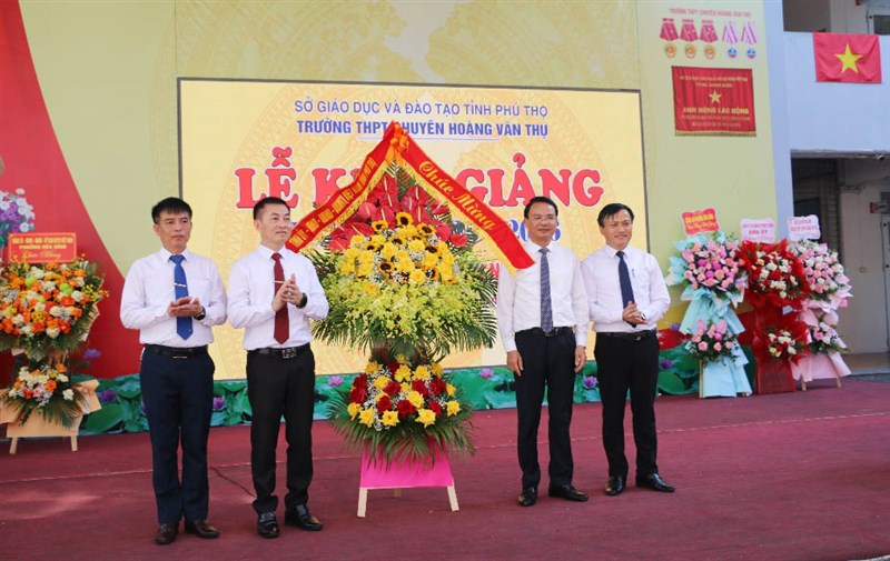 Các đồng chí lãnh đạo tỉnh dự Lễ khai giảng năm học mới tại các địa phương trên địa bàn tỉnh