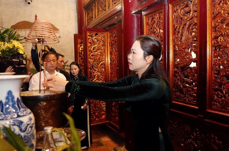 Đoàn đại biểu Đại hội MTTQ tỉnh Phú Thọ lần thứ I dâng hương tưởng niệm các Vua Hùng và Anh hùng liệt sĩ trước thềm Đại hội