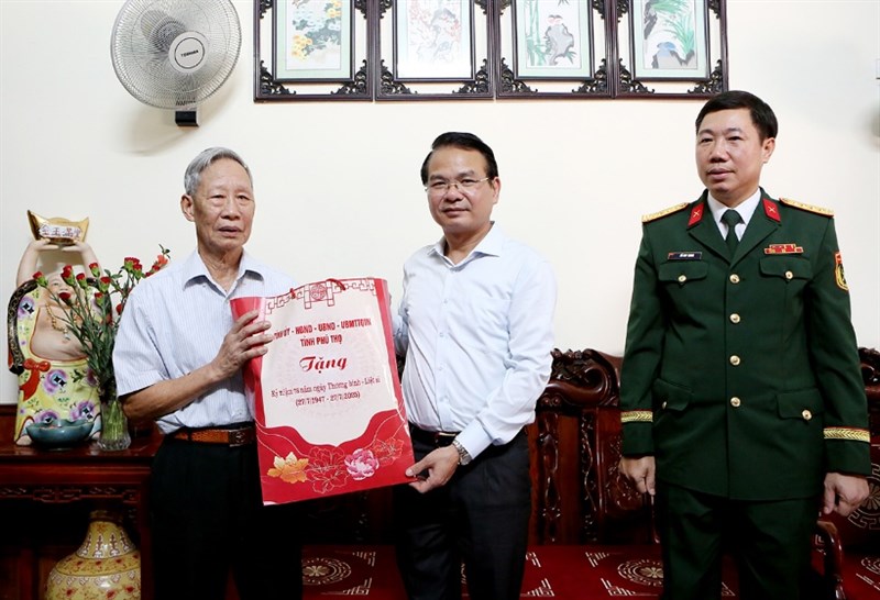 Bí thư Tỉnh ủy Đặng Xuân Phong thăm, tặng quà người có công, gia đình chính sách