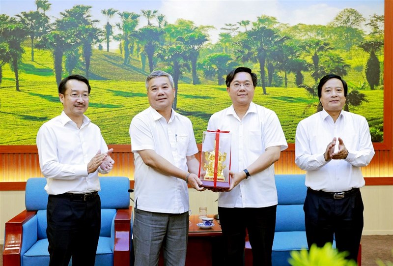 Chủ tịch UBND tỉnh Trần Duy Đông tiếp và làm việc với Tập đoàn Công nghiệp - Năng lượng quốc gia Việt Nam