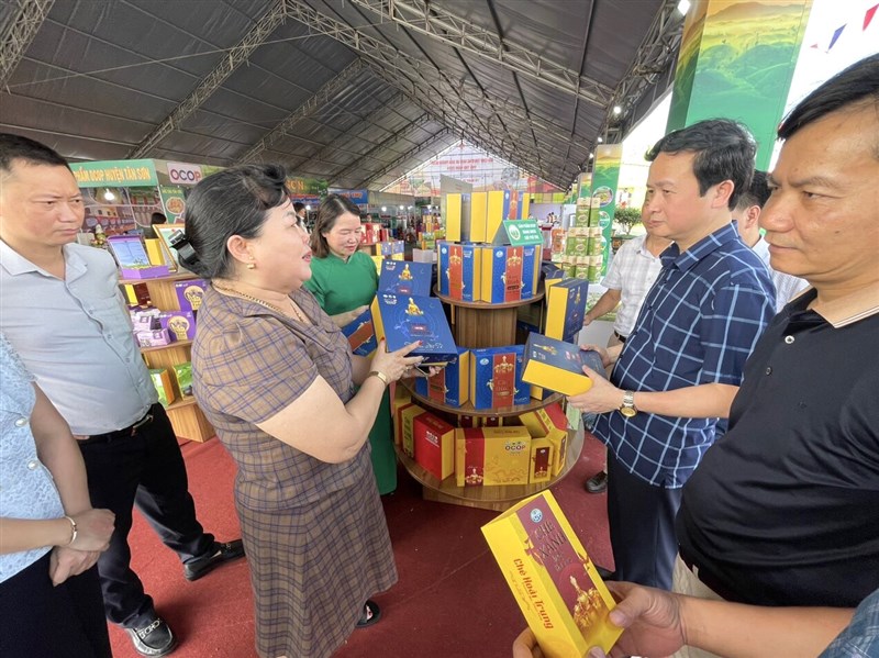 GIAN HÀNG GIỚI THIỆU SẢN PHẨM OCOP MANG  NHÃN HIỆU CHỨNG NHẬN CHÈ PHÚ THỌ