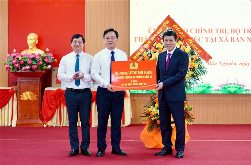 Bộ trưởng Bộ Công an Lương Tam Quang thăm và làm việc với xã Bản Nguyên