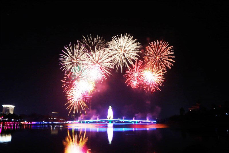 Phú Thọ tổ chức chương trình nghệ thuật và bắn pháo hoa chào mừng nhân dịp công bố việc sáp nhập đơn vị hành chính các cấp