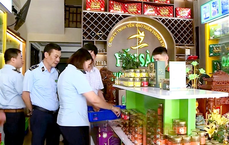 Tạm giữ hơn 15.400 hũ yến chưng có dấu hiệu vi phạm chất lượng sản phẩm