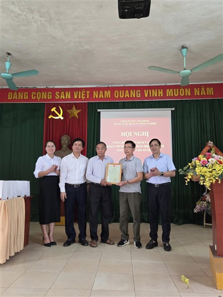 Trao giấy chứng nhận nhãn hiệu tập thể “Rau an toàn Đỗ Xuyên” cho xã Đỗ Xuyên, huyện Thanh Ba