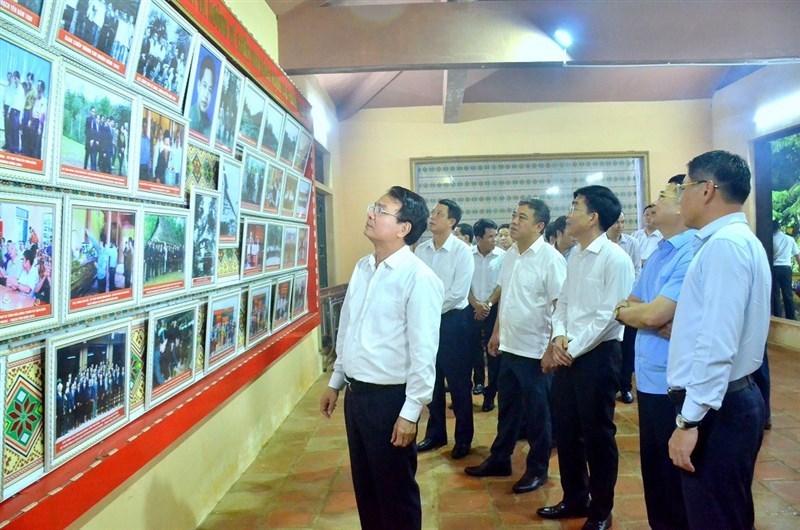 Các đồng chí lãnh đạo tỉnh thăm hỏi, tặng quà các Chiến khu cách mạng và một số gia đình người có công trên địa bàn tỉnh