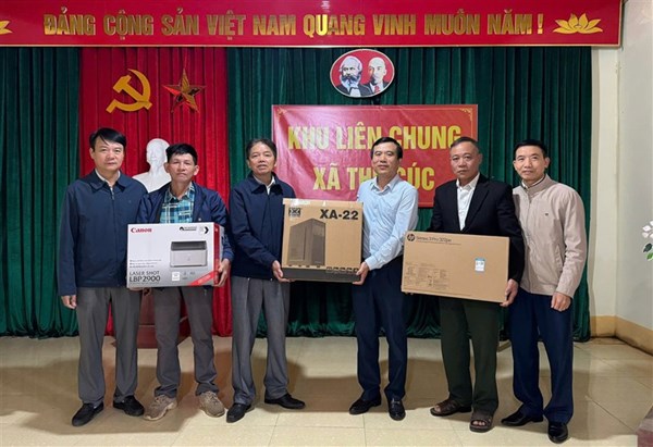 Đồng chí Nguyễn Minh Tường - Giám đốc Sở Khoa học và Công nghệ dự sinh hoạt Chi bộ khu Liên Chung, xã Thu Cúc