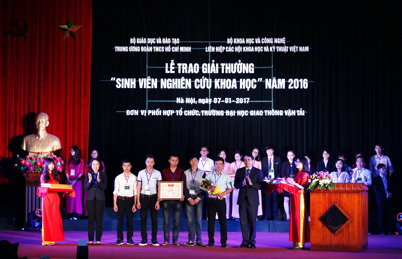  Lễ trao giải thưởng sinh viên nghiên cứu khoa học năm 2016