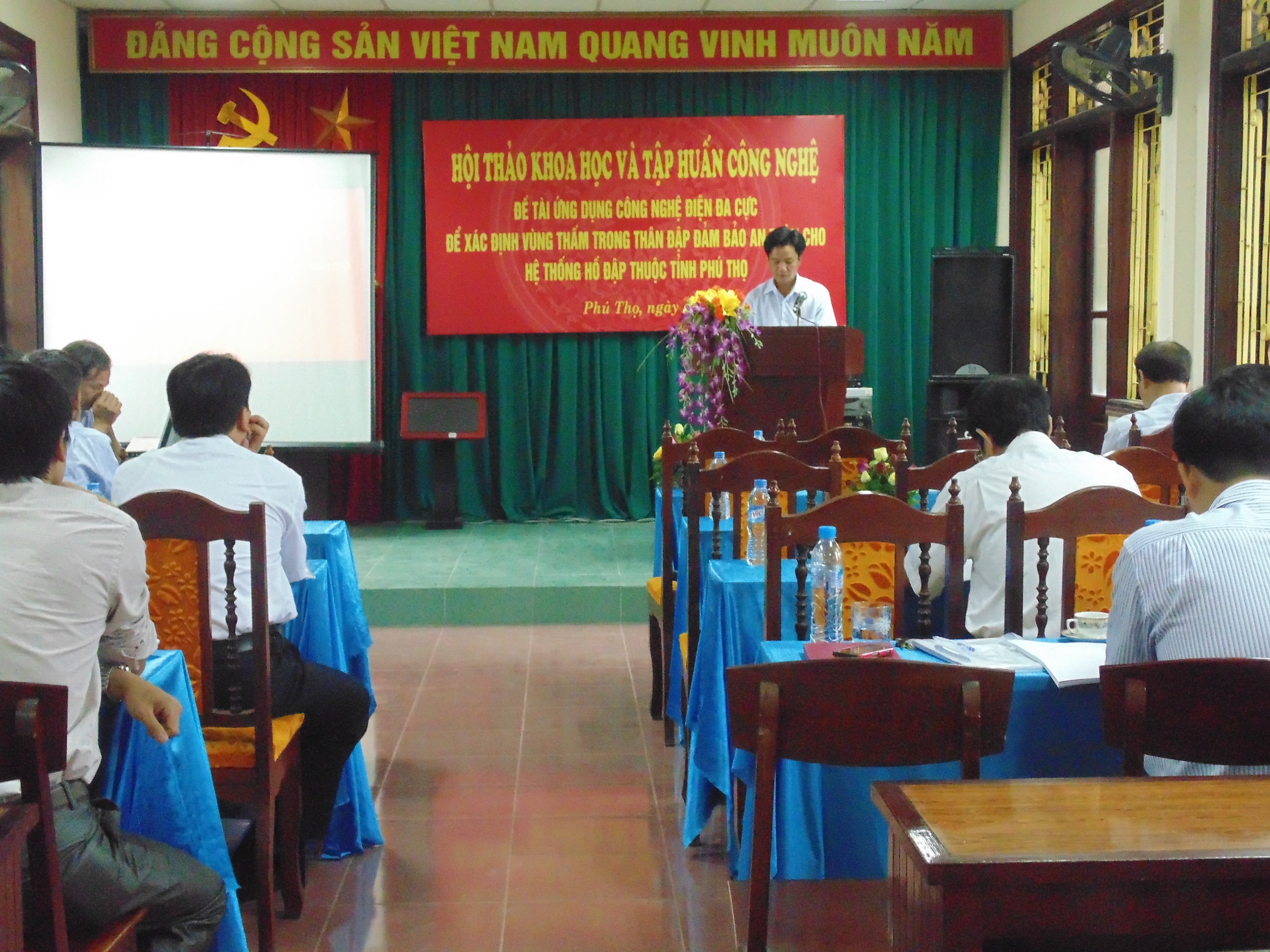 Hội thảo và tập huấn công nghệ về ứng dụng công nghệ điện đa cực để xác định vùng thấm trong thân đập đất, đảm bảo an toàn cho hệ thống hồ đập thuộc tỉnh Phú Thọ