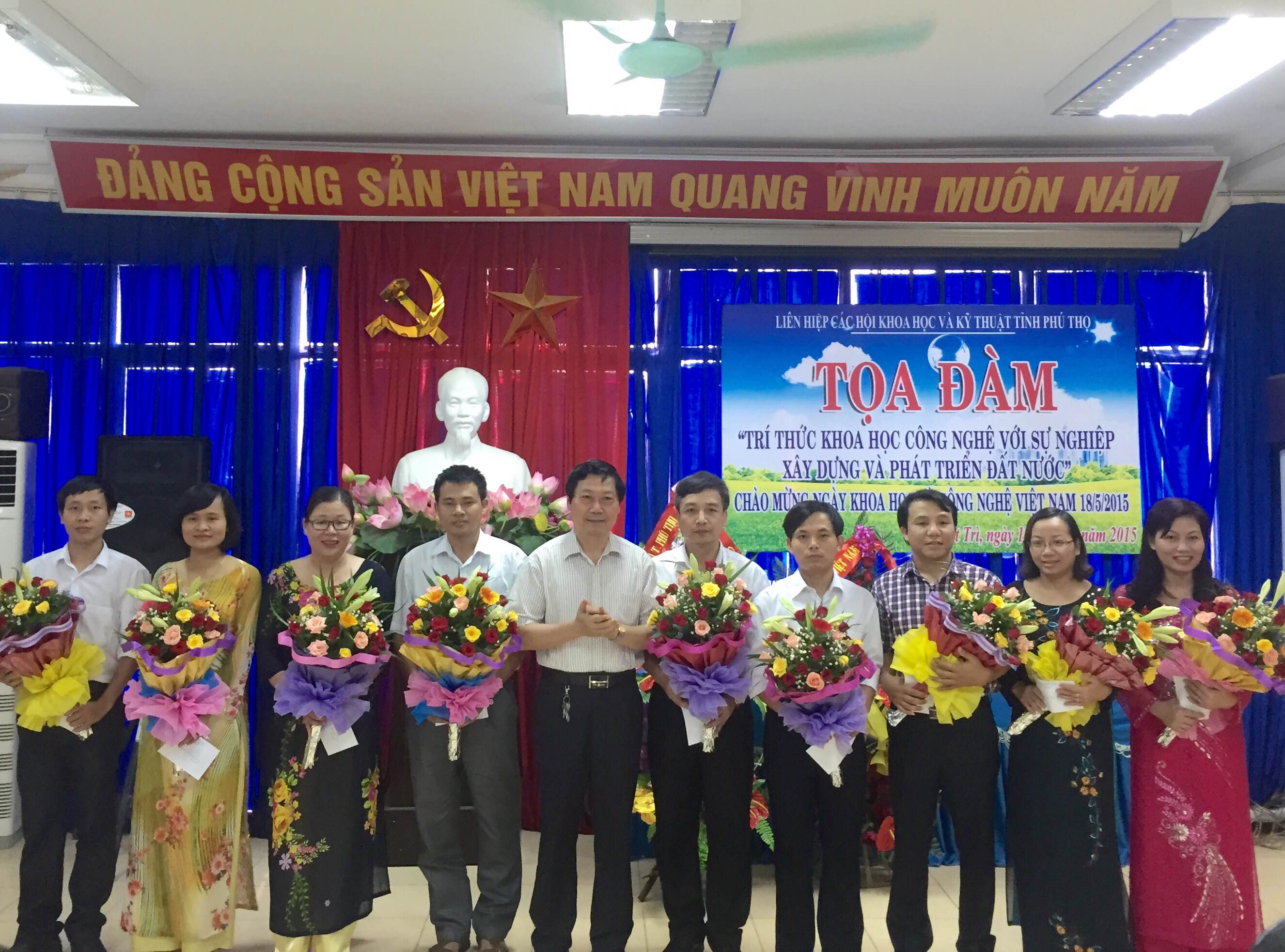 Toạ đàm “Tri thức Khoa học Công nghệ  với sự nghiệp xây dựng và phát triển đất nước”