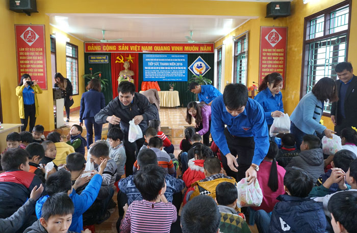 Tiếp sức thanh niên 2016 - Trao quà cho các em học sinh tại Trung tâm Bảo trợ Trẻ em mồ côi tàn tật thành phố Việt Trì