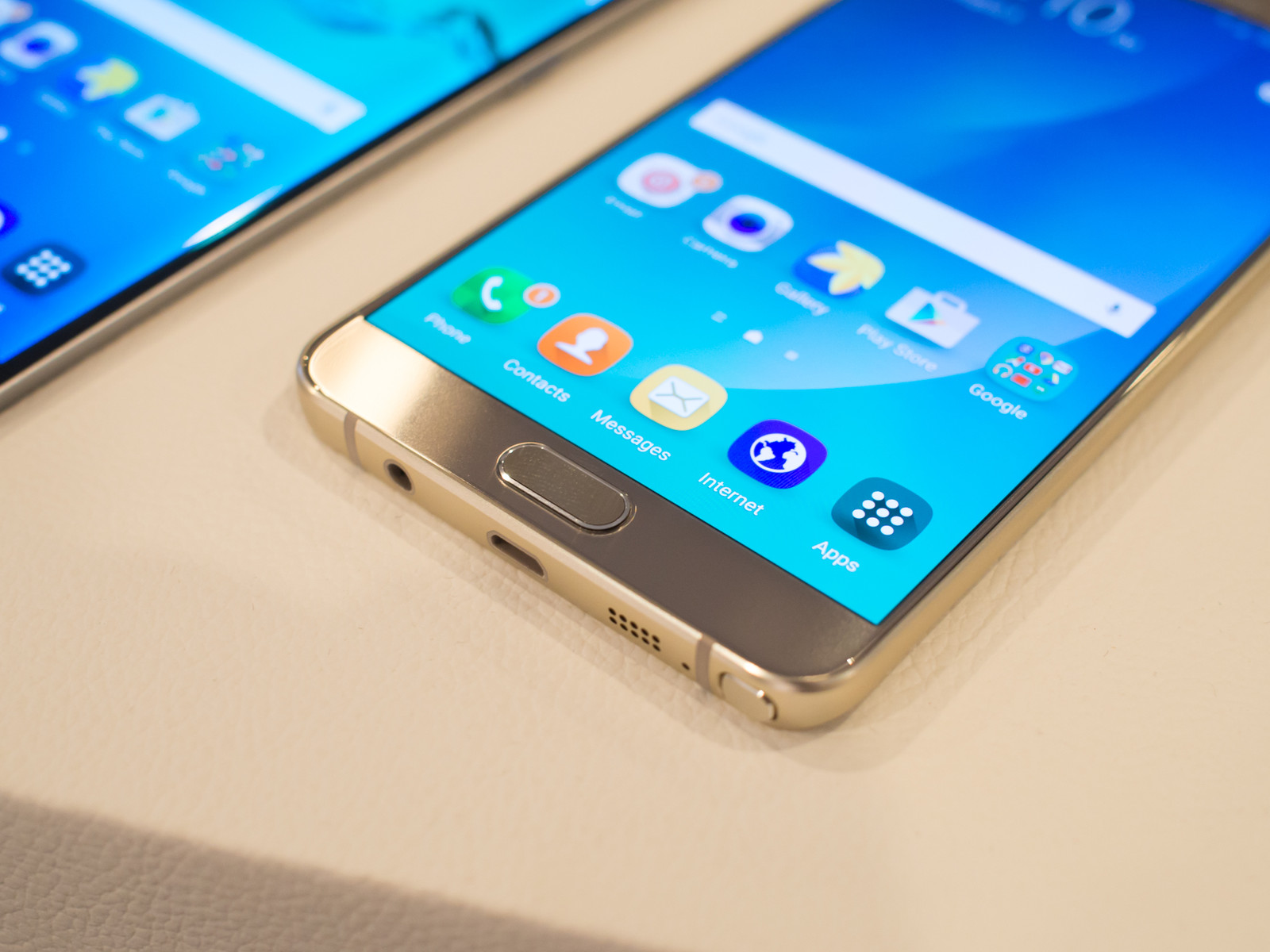 Samsung ra mắt Galaxy Note 5 vàng hồng để cạnh tranh với iPhone 6S