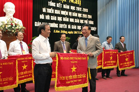 Đổi mới công tác thi đua khen thưởng trong ngành Giáo dục