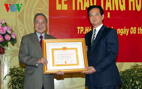 Trao tặng Huy hiệu 55 năm tuổi Đảng cho nguyên Thủ tướng Phan Văn Khải