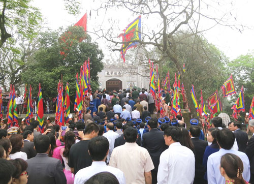 Từ tình làng đến nghĩa nước