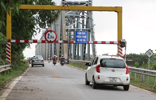 Từ 21-8, ô tô con chở người từ 7 chỗ trở xuống được lưu thông qua cầu Việt Trì