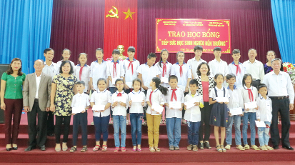 Trao học bổng "Tiếp sức học sinh nghèo tới trường"