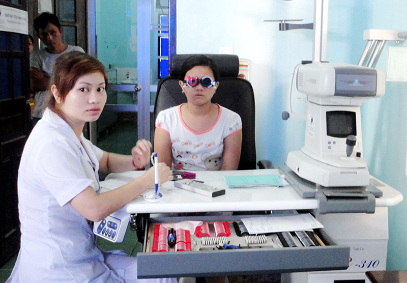 Sử dụng thiết bị điện tử thông minh - nguyên nhân gây tăng cận thị ở trẻ em