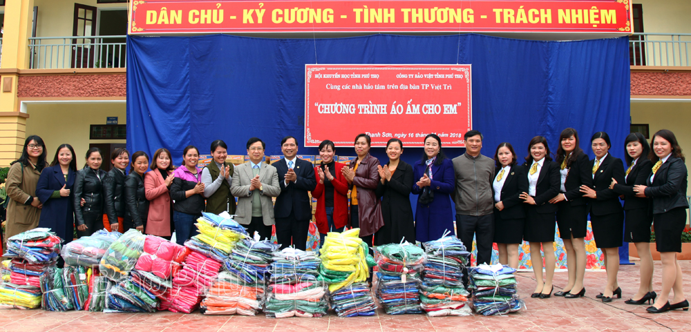 Hội khuyến học tỉnh tổ chức chương trình  "Áo ấm cho em" 