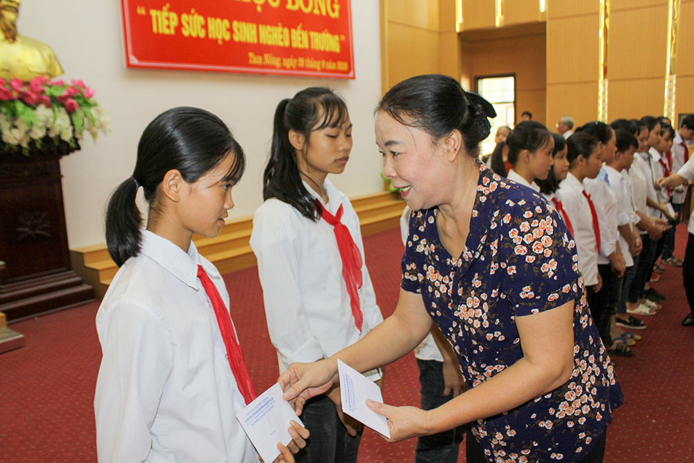 Tiếp sức cho học sinh nghèo đến trường