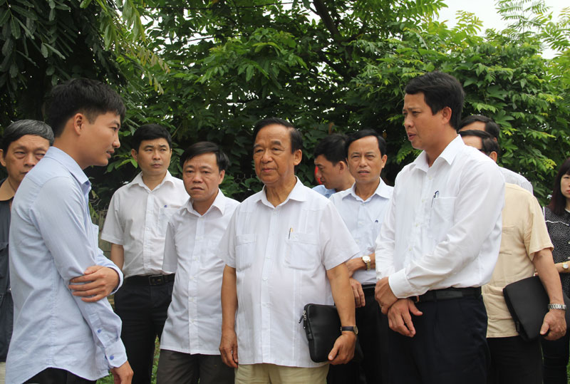 Hội đồng tư vấn Khoa học, Giáo dục và Môi trường khảo sát việc ứng dụng khoa học công trong việc nuôi cá lồng trên sông Bứa tại xã Quang Húc