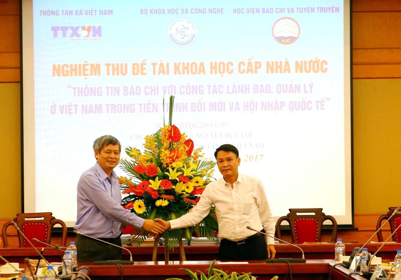Thông tin báo chí với công tác lãnh đạo quản lý ở Việt Nam trong tiến trình đổi mới và hội nhập quốc tế