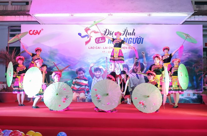 CGV chiếu phim miễn phí, trao học bổng cho học sinh dân tộc nội trú