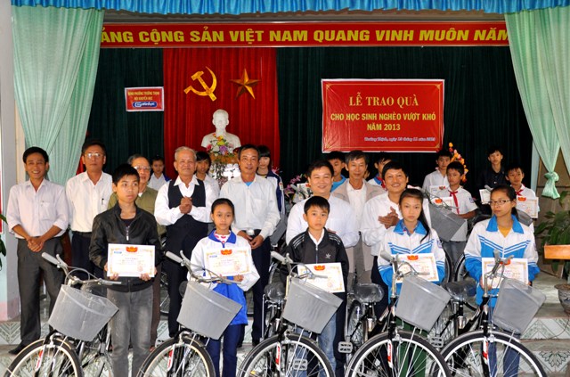 Báo Giáo dục Việt Nam trao xe đạp cho trẻ em nghèo ở Phú Thọ 